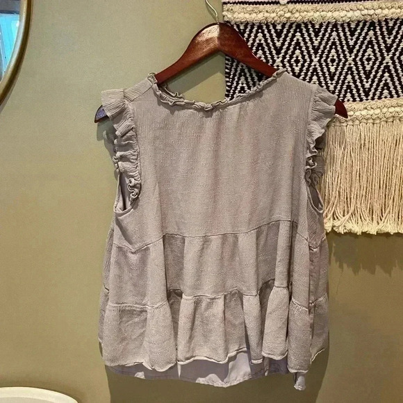 MISS ME TIERED SLEEVELESS GRAY RUFFLE TOP SIZE SMALL - Picture 3 of 8